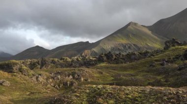 İzlanda. Güzel manzaralar. Unutulmaz bir seyahat. İnanılmaz İskandinav doğası dağlarla cennet manzarası oluşturuyor. İzlanda açıkları. Tripod atışı. Bulutlu dramatik gökyüzü.