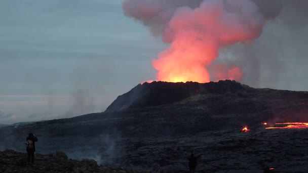 Ijsland Vulkaanuitbarsting Wonderen Van Natuur Rood Hete Brandende Lava Barst — Stockvideo
