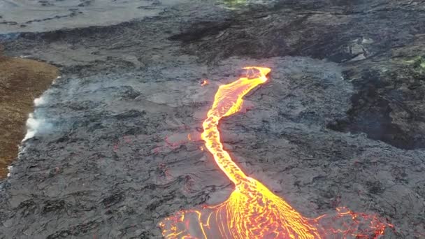 火山喷发 大自然的奇迹 地底喷出炽热的红色熔岩 无人机飞越活火山火山口熔岩在黑暗的岩石中流动 表面凝固并破裂 — 图库视频影像