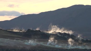 İzlanda. Yerin üstünde sıcak buhar. Dumanlı fümeroller. Aktif sülfür menfezleri Hver jeotermal alanı. Volkanik manzara. Doğanın harikaları. Dumanlı volkan krateri.