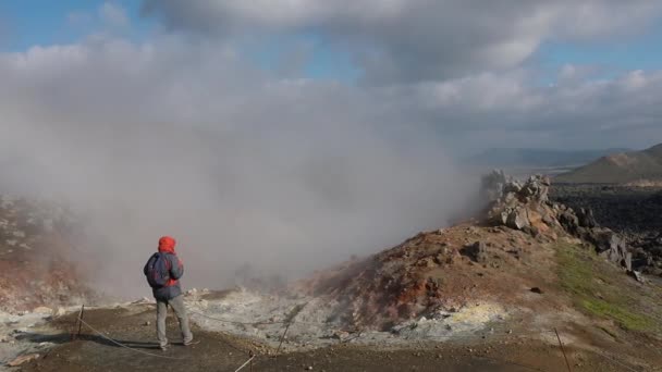 アイスランド 地上から熱い蒸気 煙草を吸っている アクティブな硫黄ベント ジオマルエリア 火山の風景 自然の不思議 スモーキー火山クレーター — ストック動画