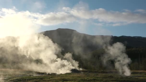 地面上方的热蒸汽 抽熏衣草 活性硫喷口为Hverir地热区 火山的景观 大自然的奇迹 烟雾缭绕的火山口 — 图库视频影像