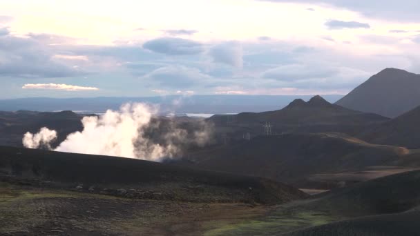 アイスランド 地上から熱い蒸気 煙草を吸っている アクティブな硫黄ベント ジオマルエリア 火山の風景 自然の不思議 スモーキー火山クレーター — ストック動画