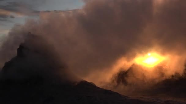 在地上冒着烟 全球变暖和气候变化 蒸汽机里的蒸汽戏剧化的天空火山喷发 — 图库视频影像