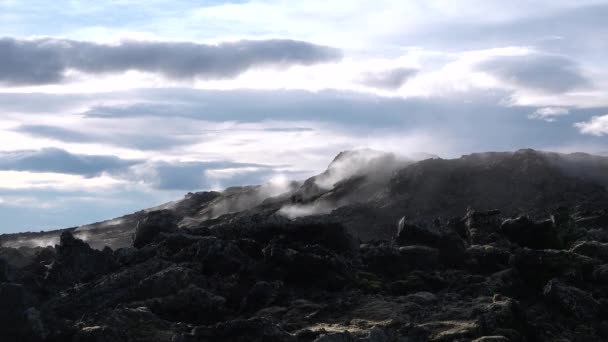 アイスランド 地球上から煙が出る 地球温暖化と気候変動 フェルマロールから蒸気 ドラマチックな空 火山噴火について — ストック動画