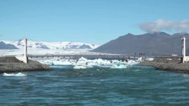 Küresel ısınma ve iklim değişikliği. İzlanda 'da eriyen buzullar. Buzdağları turkuaz okyanus koyunda erir. Kutup doğasında büyük bir buzul. Küresel ısınma sorununda Kuzey Kutbu kışı manzarası