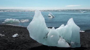 Küresel ısınma ve iklim değişikliği. İzlanda 'da eriyen buzullar. Buzdağları turkuaz okyanus koyunda erir. Kutup doğasında büyük bir buzul. Küresel ısınma sorununda Kuzey Kutbu kışı manzarası