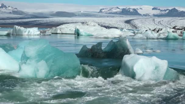 全球变暖和气候变化 冰岛冰川融化 冰山在绿松石湾融化 极地自然环境中的巨大冰川 北极冬季景观与全球变暖问题 — 图库视频影像