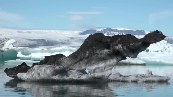 地球温暖化と気候変動 アイスランドで氷河を溶かす ターコイズ海岸で氷山が溶け出した 極地の自然環境における巨大な氷河 地球温暖化問題における北極の冬の風景 — ストック動画
