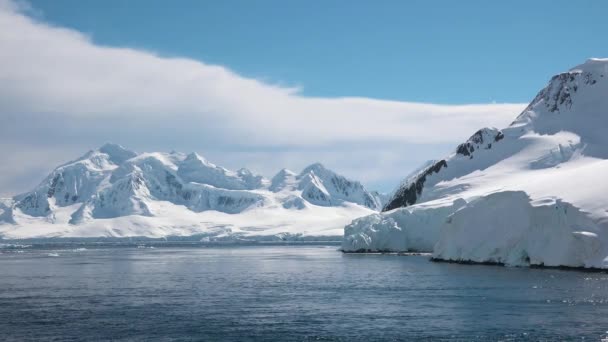 南极洲 美丽的大自然在海洋 山脉和冰川上有冰山的景观 全球变暖和气候变化 生态旅游和生态 — 图库视频影像