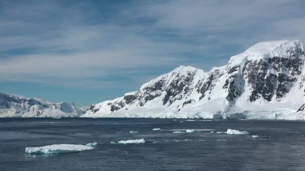 南极洲 美丽的大自然在海洋 山脉和冰川上有冰山的景观 全球变暖和气候变化 生态旅游和生态 — 图库视频影像