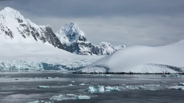 Antarktisz Gyönyörű Természet Tájkép Jéghegyekkel Óceánban Hegyekkel Gleccserekkel Globális Felmelegedés — Stock videók