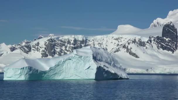 Antarktika Güzel Doğa Okyanustaki Buzdağları Dağları Buzulları Olan Bir Manzara — Stok video