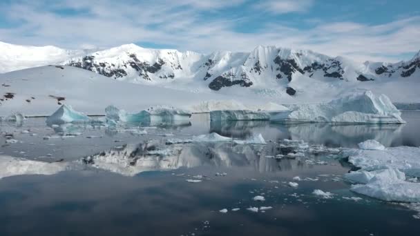 Antártida Hermosa Naturaleza Paisaje Con Icebergs Océano Montañas Glaciares Calentamiento — Vídeos de Stock