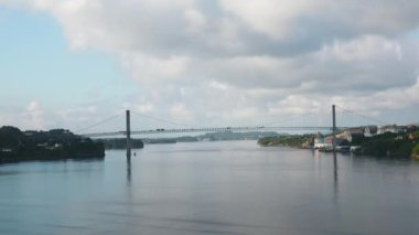 Limandaki modern Norveç köprüsünün panoramik manzarası. Fiyort üzerinde kocaman bir köprü. Norveç 'teki dağ vadisinde büyük bir köprü..