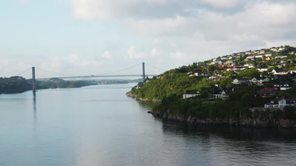 港からの現代ノルウェーの橋のパノラマビュー フィヨルドの上に巨大な橋 ノルウェーのマウンテンバレーに架かる大橋 — ストック動画