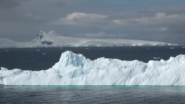 Antartide Iceberg Riscaldamento Globale Cambiamento Climatico Bellissima Natura Paesaggio Montagne — Video Stock