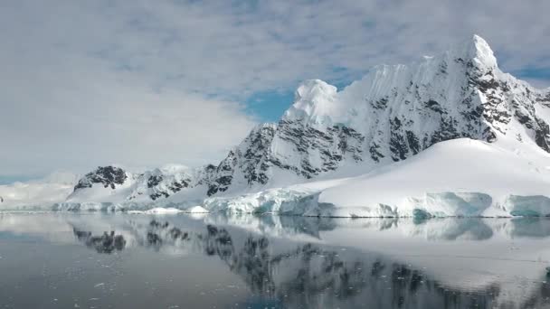 南極大陸 アイスバーグ 地球温暖化と気候変動 美しい自然 雪山と氷山の風景 美しい青い氷山と鏡の反射フロートがオープンオーシャンで浮かび上がります グラシアス — ストック動画