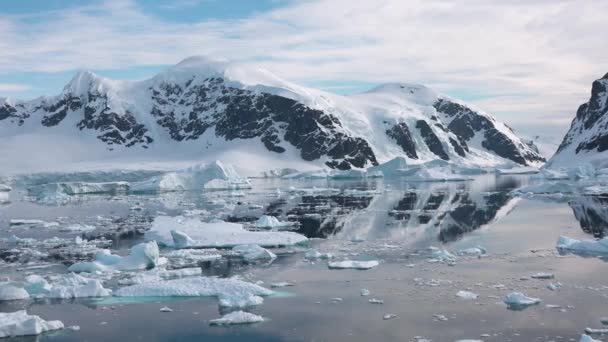 南极洲 Icebergs 全球变暖和气候变化 美丽的大自然多雪的高山和结冰的海岸 美丽的蓝色冰山 镜像反射漂浮在开阔的海洋中 — 图库视频影像