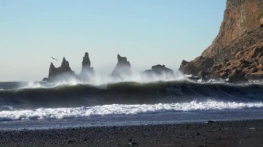 Atlantik Okyanusu 'ndaki büyük kayalıklar. İzlanda. Atlantik Okyanusu 'nun dalgaları. Vahşi Atlantik kıyısı. Siyah volkanik kıyı kayalıkları. Taş resifi ve deniz suyu