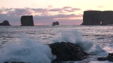 Atlantik Okyanusu 'ndaki büyük kayalıklar. İzlanda. Atlantik Okyanusu 'nun dalgaları. Vahşi Atlantik kıyısı. Siyah volkanik kıyı kayalıkları. Taş resifi ve deniz suyu