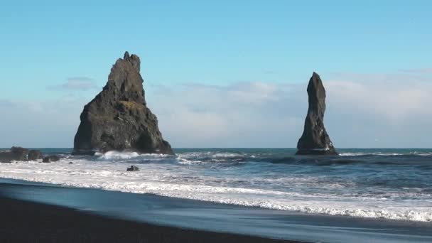 Duże Klify Oceanie Atlantyckim Islandia Fale Oceanu Atlantyckiego Dzikie Wybrzeże — Wideo stockowe