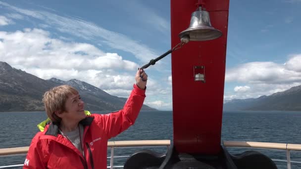 老年人旅行 六十岁以上的人探索世界 一对老夫妇乘游轮旅行 快乐的老年男女看着南极洲的美丽 旅游和旅行概念 — 图库视频影像