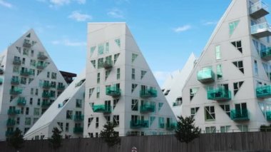 Aarhus, Danimarka - 01 Eylül 2023: Deniz kenarındaki modern yerleşim yerleri. Modern mimari. Buzdağı - yerleşim alanı. Şehir kıyısı.