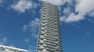 Aarhus, Danimarka - 01 Eylül 2023: Deniz kenarındaki modern yerleşim yerleri. Modern mimari. Buzdağı - yerleşim alanı. Şehir kıyısı.