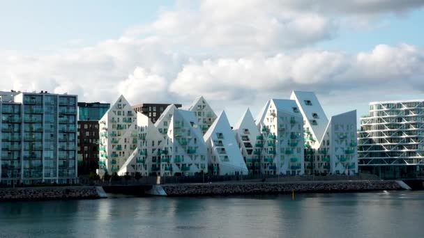 Århus Danmark September 2023 Moderna Bostadshus Vid Havet Modern Arkitektur — Stockvideo