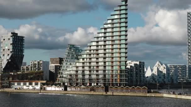 丹麦奥胡斯 2023年9月1日 海上现代住宅建筑 现代建筑 Iceberg住宅区 城市海滨 — 图库视频影像