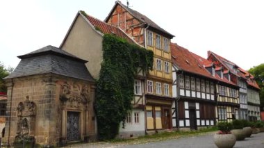 Quedlinburg, Almanya - 23 Ağustos 2023: Alman geleneksel mimarisi yarı keresteli evler. Eski bir Alman küçük turist kasabasının yarı keresteli ortaçağ sokakları. Ortaçağ şehri. Seyahat et. Wernigerode.