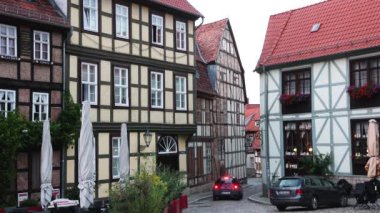 Quedlinburg, Almanya - 23 Ağustos 2023: Alman geleneksel mimarisi yarı keresteli evler. Eski bir Alman küçük turist kasabasının yarı keresteli ortaçağ sokakları. Ortaçağ şehri. Seyahat et. Wernigerode.