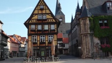 Quedlinburg, Almanya - 23 Ağustos 2023: Alman geleneksel mimarisi yarı keresteli evler. Eski bir Alman küçük turist kasabasının yarı keresteli ortaçağ sokakları. Ortaçağ şehri. Seyahat et. Wernigerode.