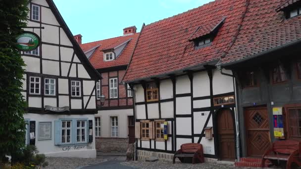 Quedlinburg Tyskland Augusti 2023 Tysk Traditionell Arkitektur Korsvirkeshus Halvtimrade Medeltida — Stockvideo