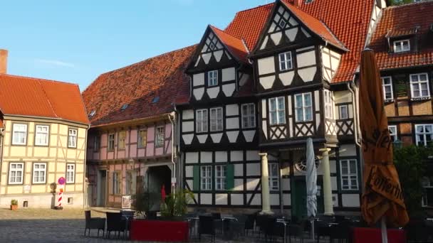 ドイツのクエドリンブルク 2023年8月23日 ドイツの伝統的な建築物の半分の家屋 古いドイツの小さな観光都市の半分の中世の通り 中世の街 トラベル ウェルニガーコード — ストック動画