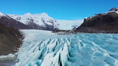 İzlanda. Kuzey doğasının güzelliği. Hava görüntüsü. Panoramik doğa manzarası. Drone görünümü