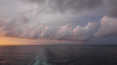 Güzel deniz batımı. Bir yolcu gemisinden görüntü. Gün batımında gökyüzü arka planında inanılmaz bulutlar. Renkli doğa gökyüzü arka planında görkemli bir manzara. Dramatik gün batımı ya da deniz üzerinde gün doğumu