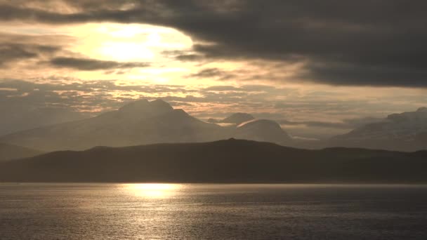 Vacker Havssolnedgång Utsikt Från Ett Kryssningsfartyg Fantastiska Moln Solnedgång Himmel — Stockvideo