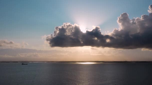 아름다운 크루즈 배에서 있습니다 배경에서 놀라운 구름입니다 화려한 배경에 풍경입니다 — 비디오