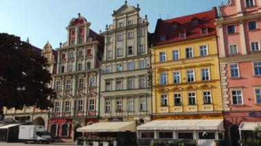 WROClaw, POLAND 21 Ağustos 2023. Eski kasaba. Polonya. Kilise, mimarlık. Wroclaw 'daki tarihi pazar meydanının manzarası. Turistik işaretler. Polonya kenti Wroclaw