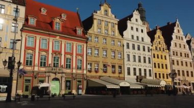 WROClaw, POLAND 21 Ağustos 2023. Eski kasaba. Polonya. Kilise, mimarlık. Wroclaw 'daki tarihi pazar meydanının manzarası. Turistik işaretler. Polonya kenti Wroclaw