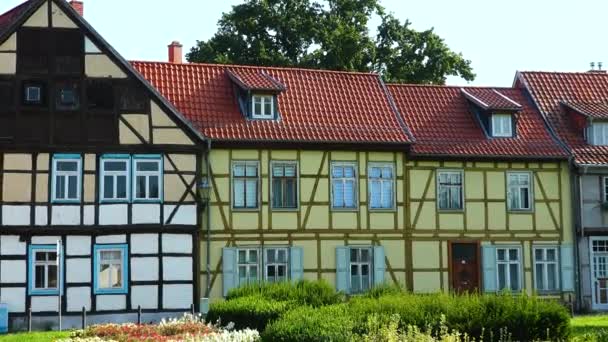 欧洲古城的住宅建筑 传统的半木结构房屋 古老的德国小镇 中世纪的城市旅行 — 图库视频影像