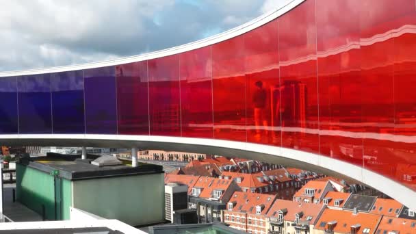 Aarhus Denmark 2023年 奥胡斯彩虹天桥 位于奥胡斯艺术博物馆顶部的彩虹全景天桥上的人们 — 图库视频影像