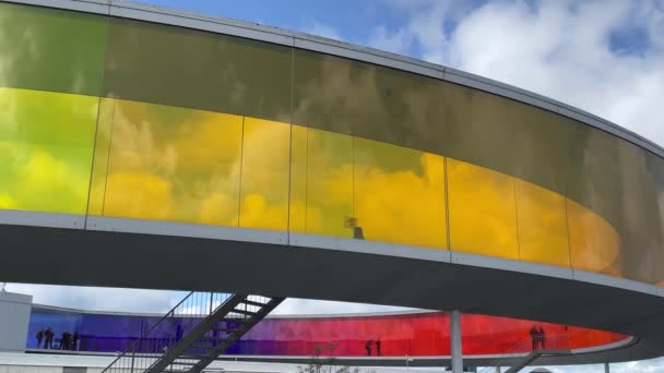 Aarhus Denmark 2023年 奥胡斯彩虹天桥 位于奥胡斯艺术博物馆顶部的彩虹全景天桥上的人们 — 图库视频影像