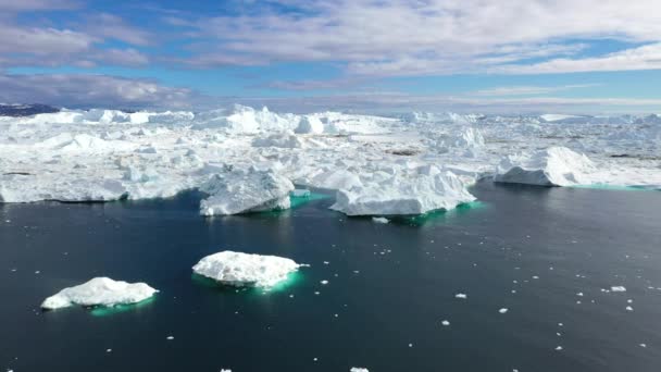 南极洲自然基金会Icebergs 气候变化和天气变化 全球变暖 南极洲融化的冰山 空中风景 北极冰原自然景观 全球变暖和气候变化概念 顶级无人驾驶飞机射击 — 图库视频影像