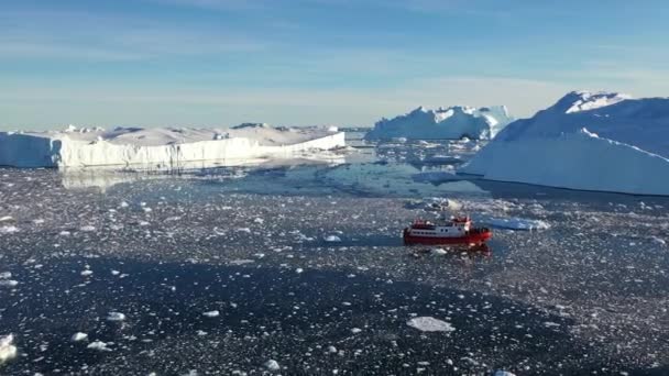 南極の自然 アイスバーグ 気候と天候の変化 地球温暖化 南極が氷山を融解する 空からの眺め 北極の氷の自然景観 地球温暖化と気候変動の概念 トップドローンショット — ストック動画