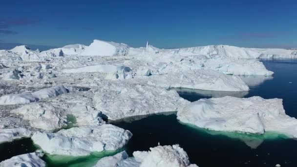 南極の自然 アイスバーグ 気候と天候の変化 地球温暖化 南極が氷山を融解する 空からの眺め 北極の氷の自然景観 地球温暖化と気候変動の概念 トップドローンショット — ストック動画