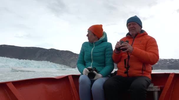Yaşlı Insanlar Seyahat Eder Dünyayı Keşfeden Insanlar Bir Yolcu Gemisinde — Stok video