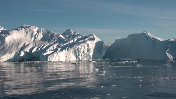 冰山在大海里 南极洲的风景大自然的奇迹 全球暖化和气候变化 联合国世界文化遗产所在地的北极自然冰景 融化的冰川 我们星球的生态 — 图库视频影像